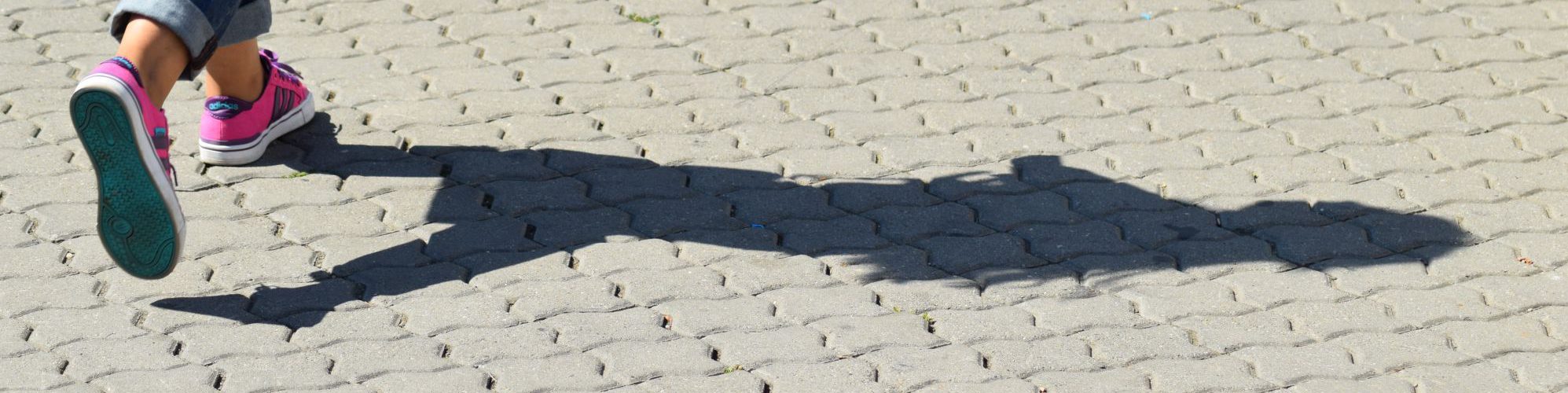 Poveştile clipei: „Umbre topite sub călcâiele universului”