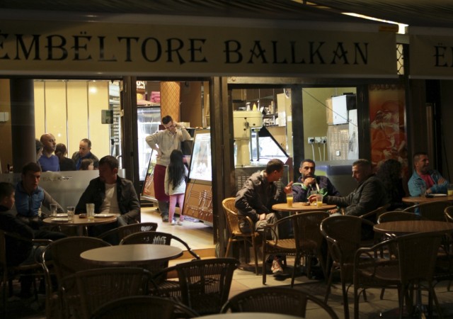 Cinci persoane ucise de focuri de armă într-o cafenea din Serbia