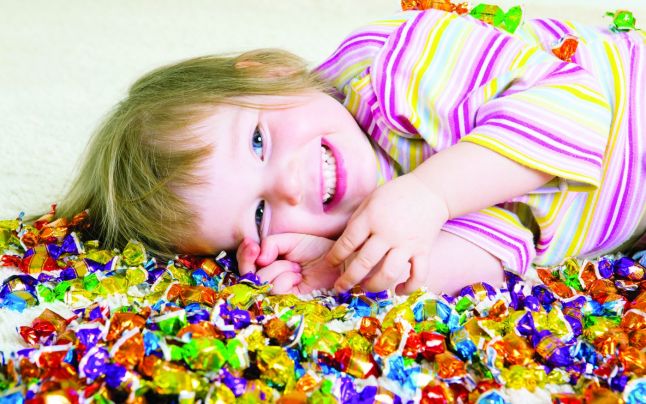 Atenţie! Mâncăm bomboane colorate cu extract din gândaci!