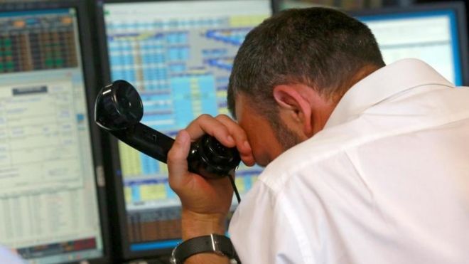 Lira sterlina continua sa se prabuseasca si atinge un nou minim istoric