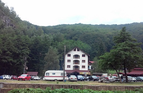 Destinații de weekend: Cheile Galbenului și Peștera Muierii