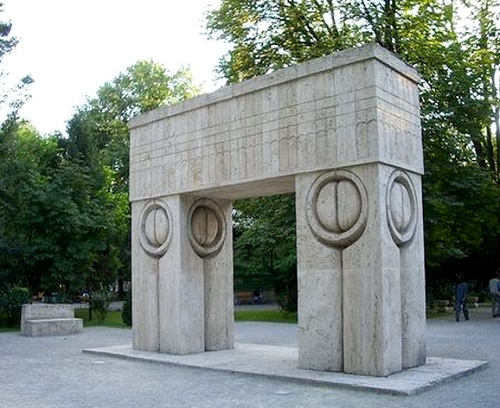 Ansamblul Monumental de la Tg.Jiu la mâna vandalilor