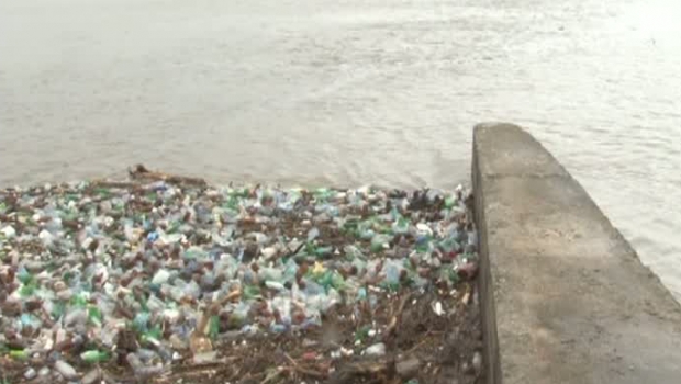 Barajul flotor din amonte de podul de la Coramnic a cedat în urma presiunii deșeurilor