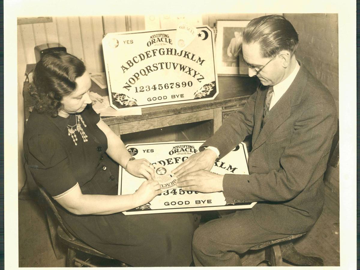 Placa Ouija, de la ocultism străvechi la joc de societate