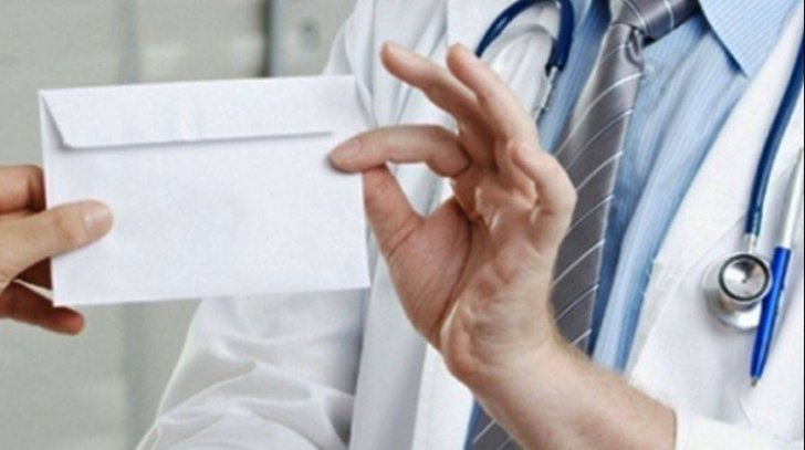 Medicul care a sunat la 112 pentru că i s-ar fi oferit mită