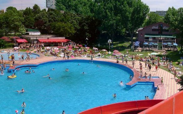 Teroare la piscina: paznicul a fost impuscat!