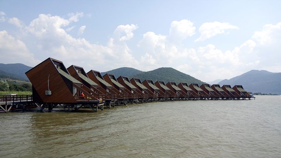 Satul lacustru de la Berzasca, asaltat de turisti!