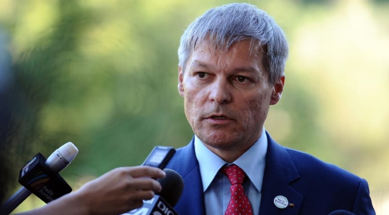 Dacian Ciolos se afla in Italia, alaturi de romanii afectati de cutremur