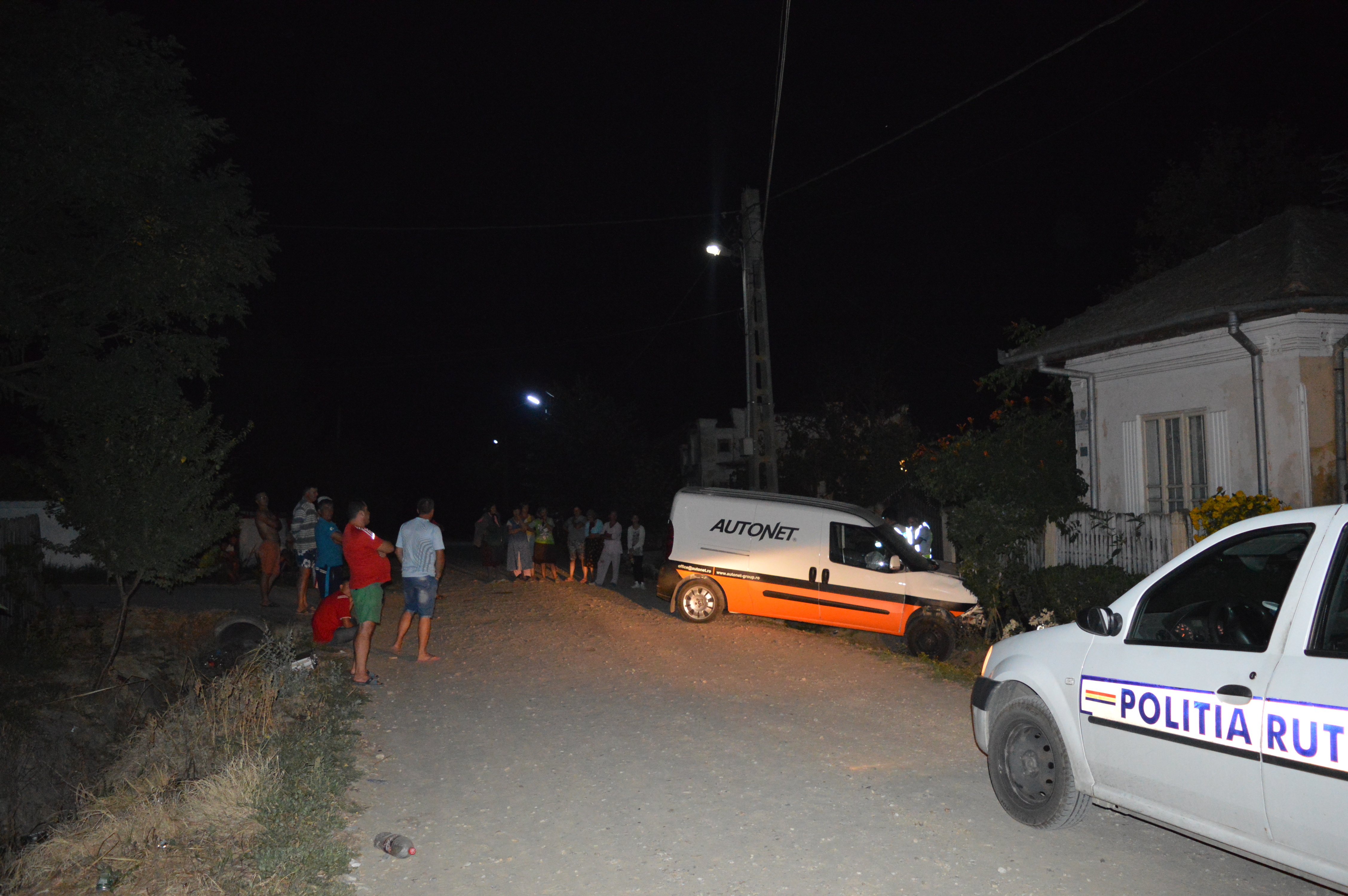 (Foto) Tanara accidentata grav in timp ce statea pe banca din faţa porţii!