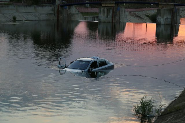 Un bucurestean a cazut cu masina in Dambovita!