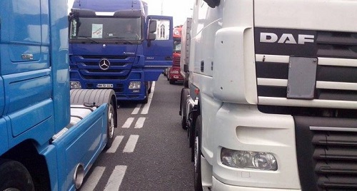 Scumpirea RCA scoate șoferii de camioane în stradă