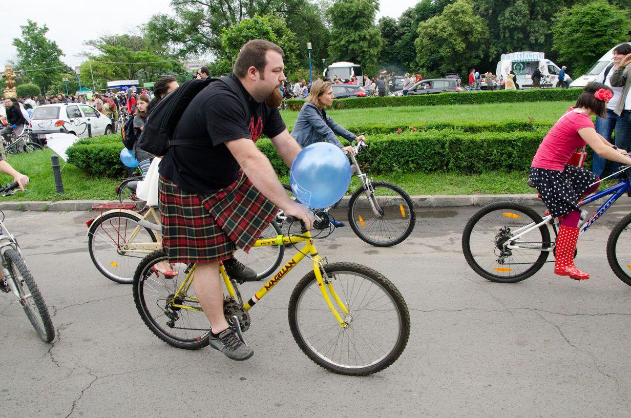 INEDIT in Romania: „Fustiţe pe bicicletă 2016”, evenimentul la care domnii sunt asteptati in kilt!