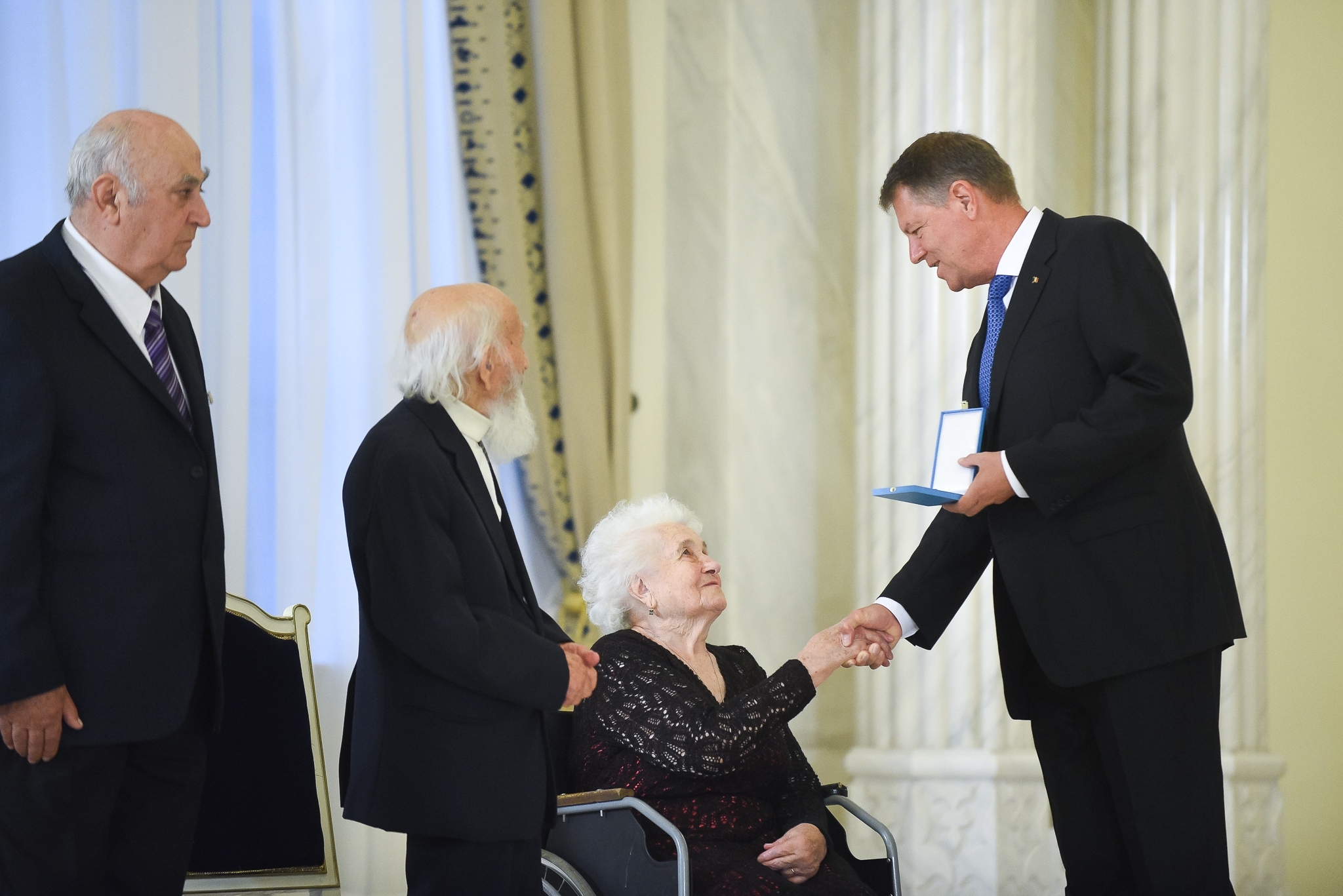 Fosti detinuti politic, decorati de presedintele Klaus Iohannis