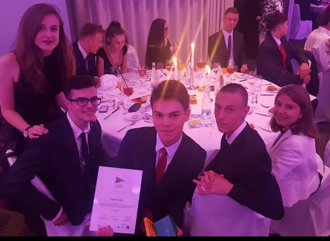 Elevii romani, care au inventat ochelarii ce ii ajuta pe nevazatori, premiu de excelenta si in Elvetia!