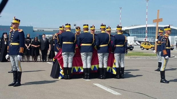 Sicriul cu trupul neînsuflețit al Reginei Ana a fost adus în țară