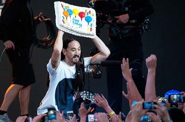 15 fani raniti in timpul concertului lui Steve Aoki!