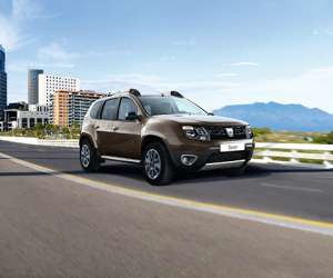 DACIA prezinta noile modele LOGAN SI SANDERO si doteaza DUSTER
