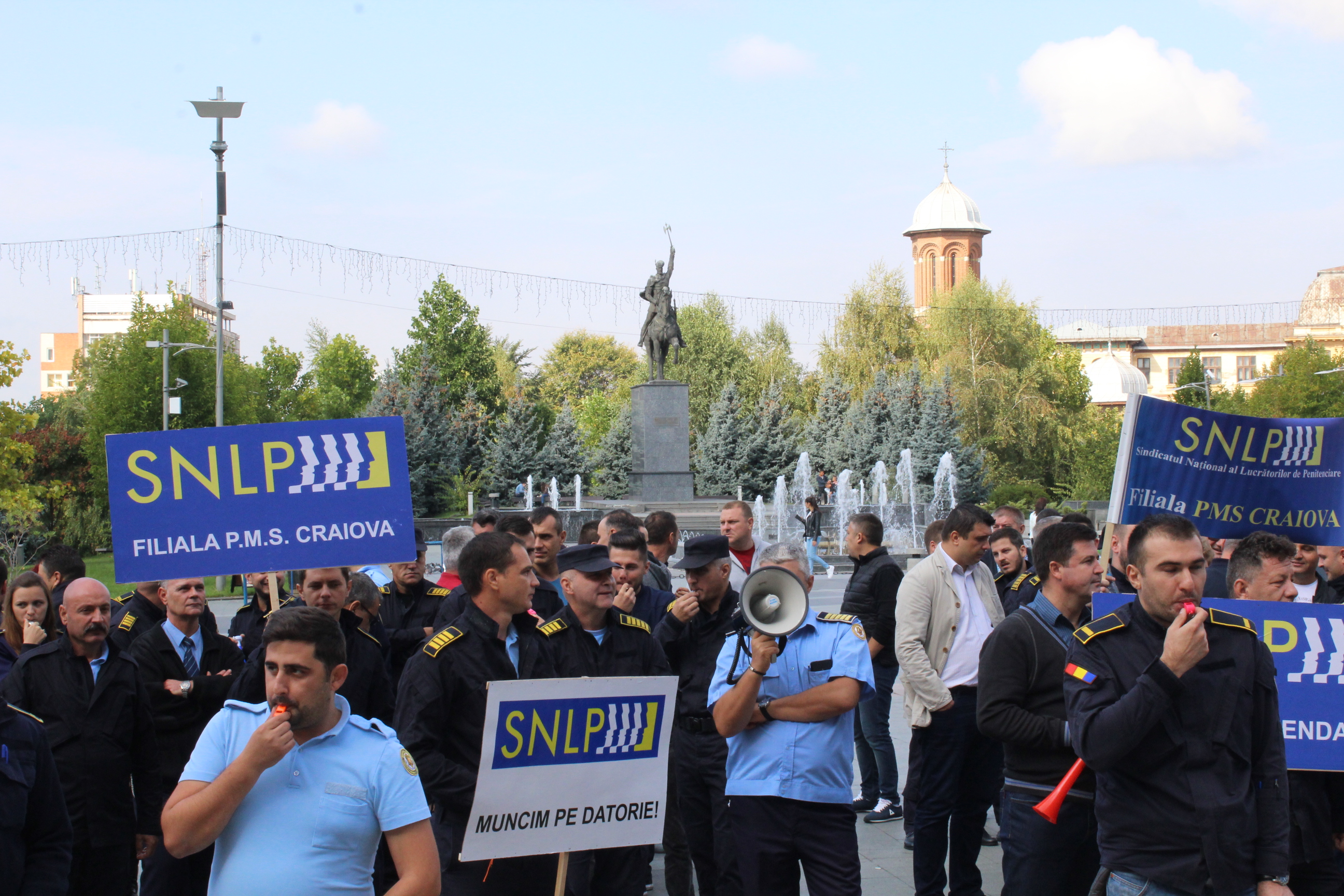 (Fotoreportaj) Protest al angajaţilor din penitenciarele craiovene