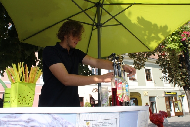 Un liceean a descoperit afacerea de succes: a făcut profit în 3 luni și are sute de clienți!