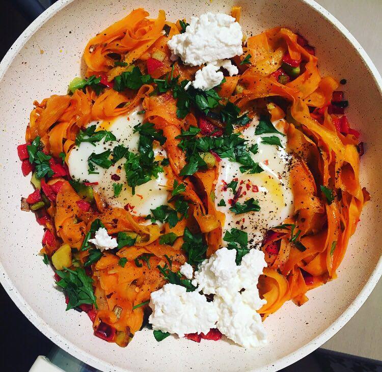 Oua in tigaie cu avocado si cartofi dulci, dupa reteta lui Jamie Oliver!