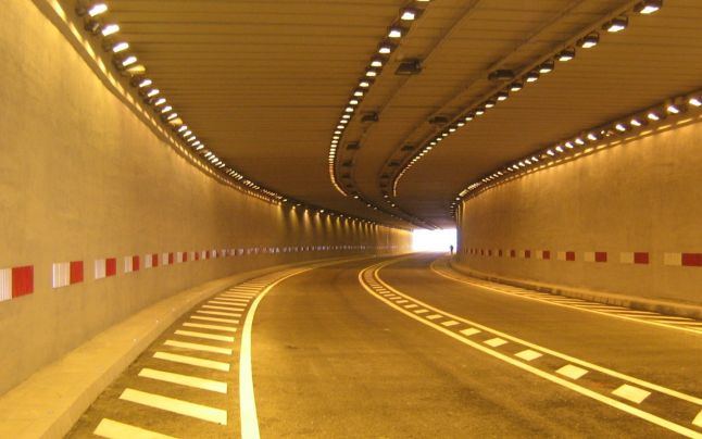 Pasajul subteran, avariat de un tir