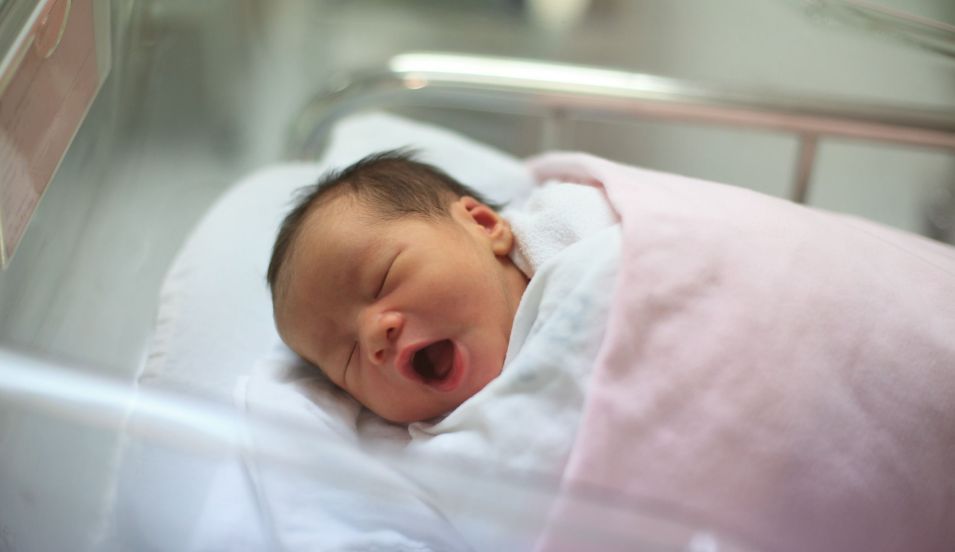 O fetiţă a fost nascuta de doua ori