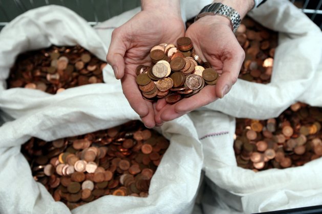 A plătit impozitul cu trei kilograme de monede de 50 de bani