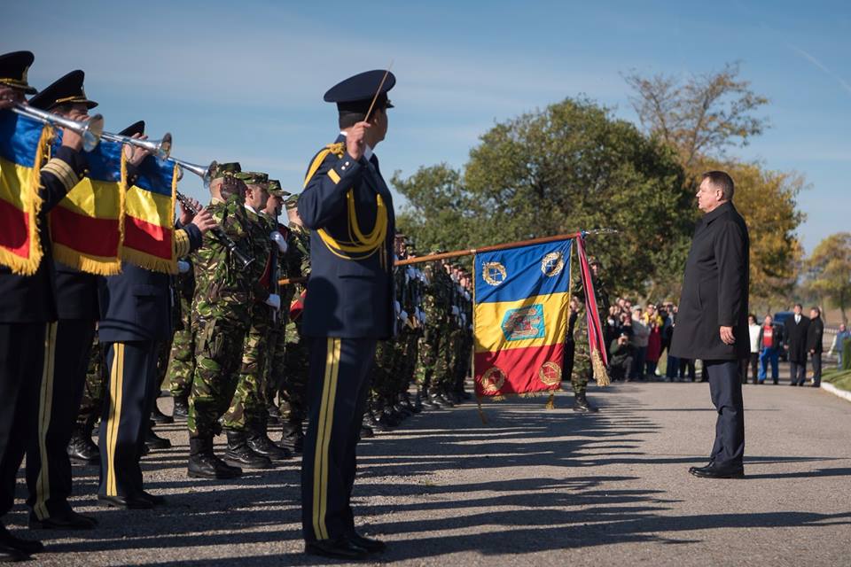 Preşedintele Klaus Iohannis şi ministrul Apărării Mihnea Motoc la manifestarile ocazionate de Ziua Armatei