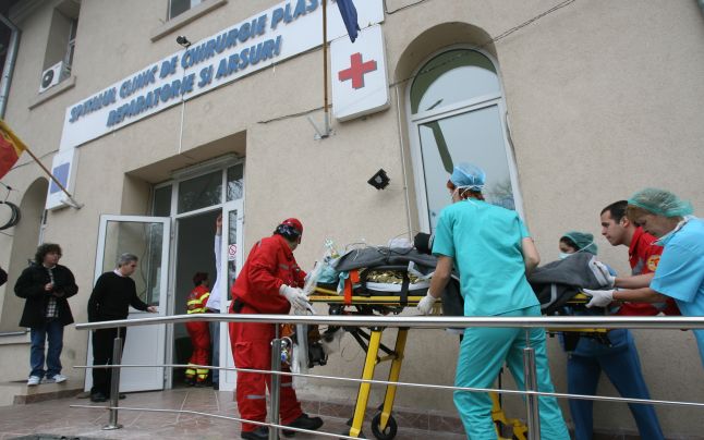 Doar 20 de pacienți cu arsuri grave pot fi tratați la noi, restul, în străinătate