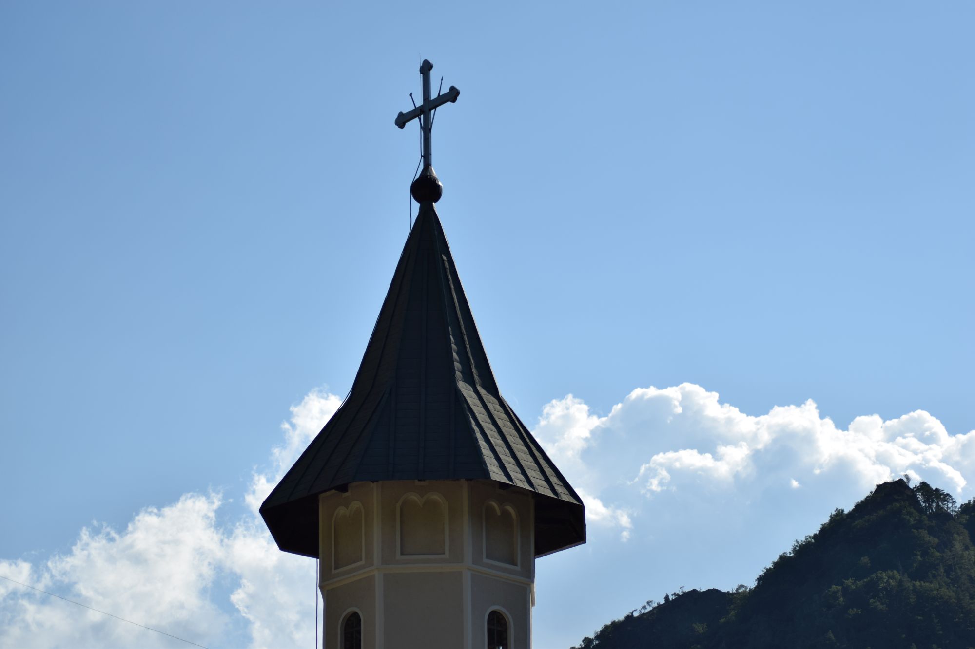 Poveştile clipei: „Şoaptele sfinţilor care au răpus îndoiala cu o pală de gând”