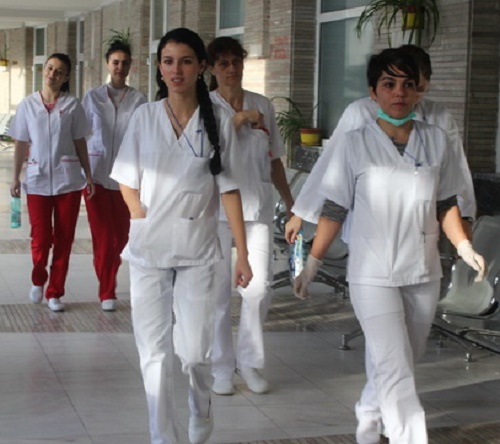 60% dintre asistentele medicale fac ore suplimentare fără să li se ceară acordul