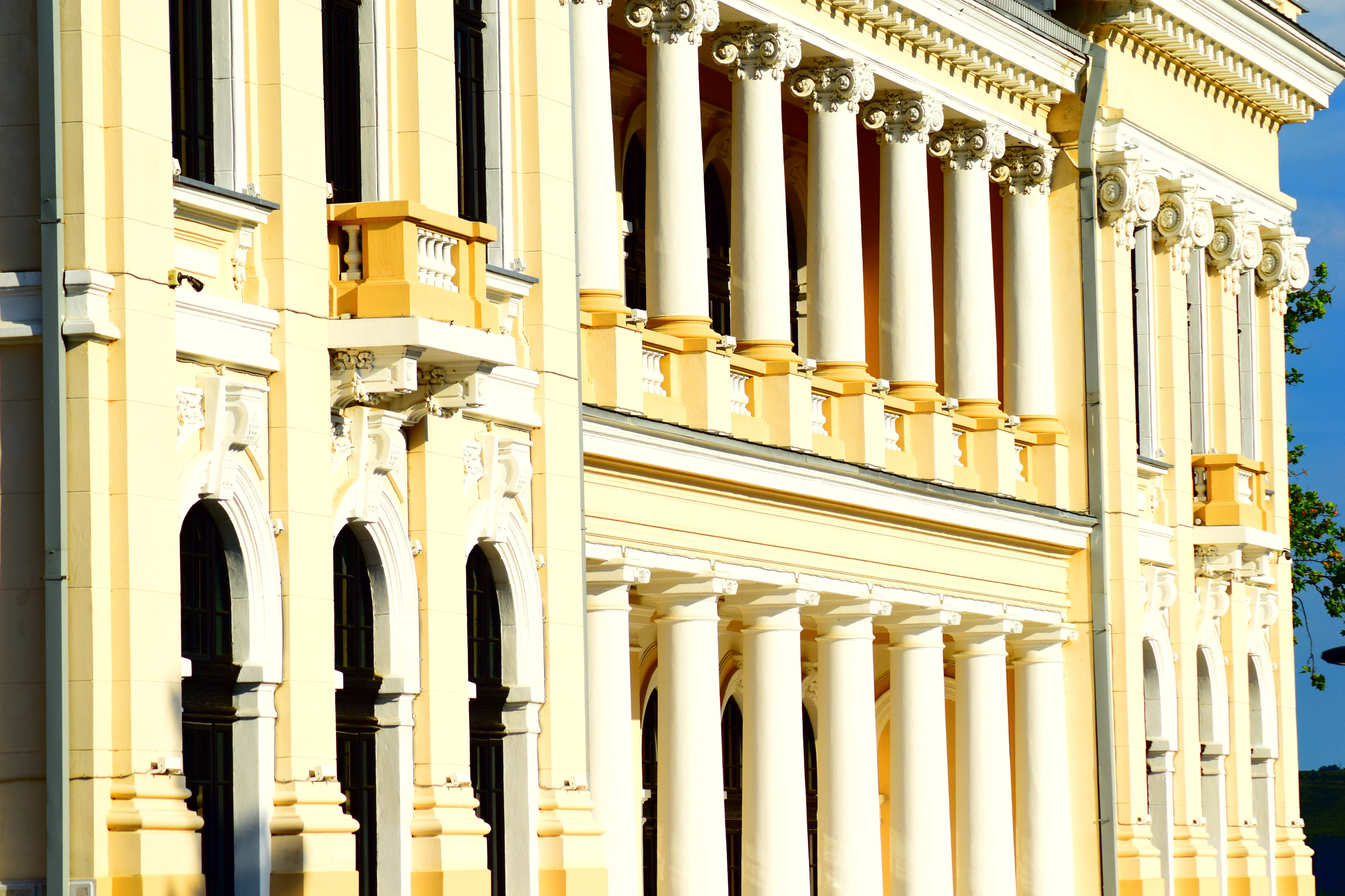 Poveştile clipei: „În palatul de ceară, departe de razele zimţate ale nepăsării”