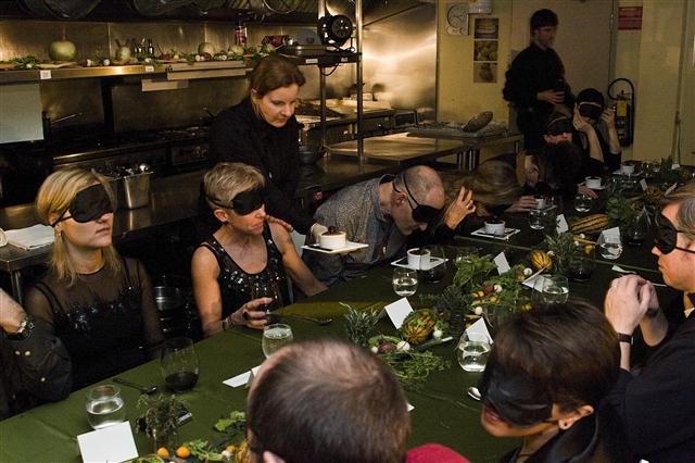 „Dinner and Darkness” la Craiova