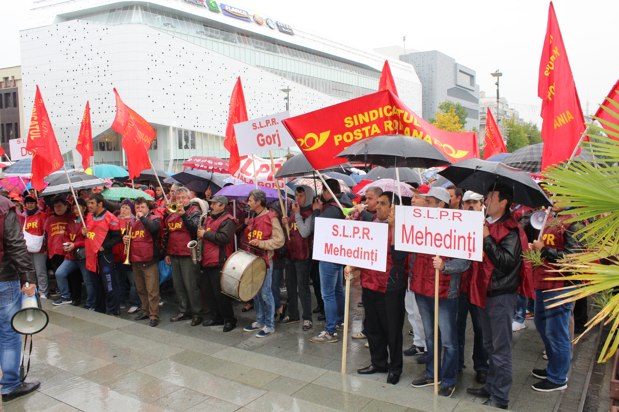 (FOTO) Postasii din Oltenia protesteaza in Piata Mihai Viteazu din Craiova
