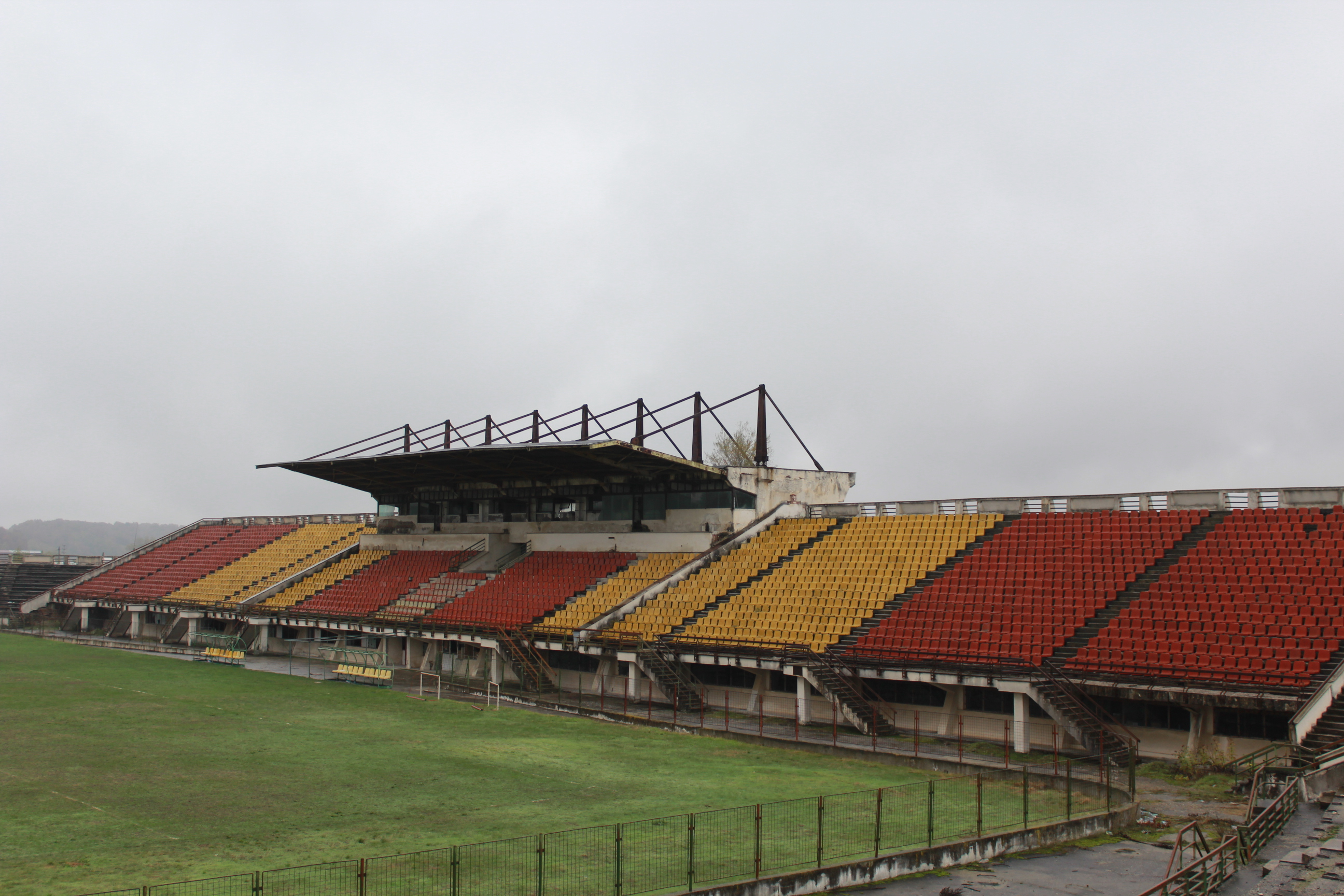 (Foto) Stadionul din Scornicești o ruină