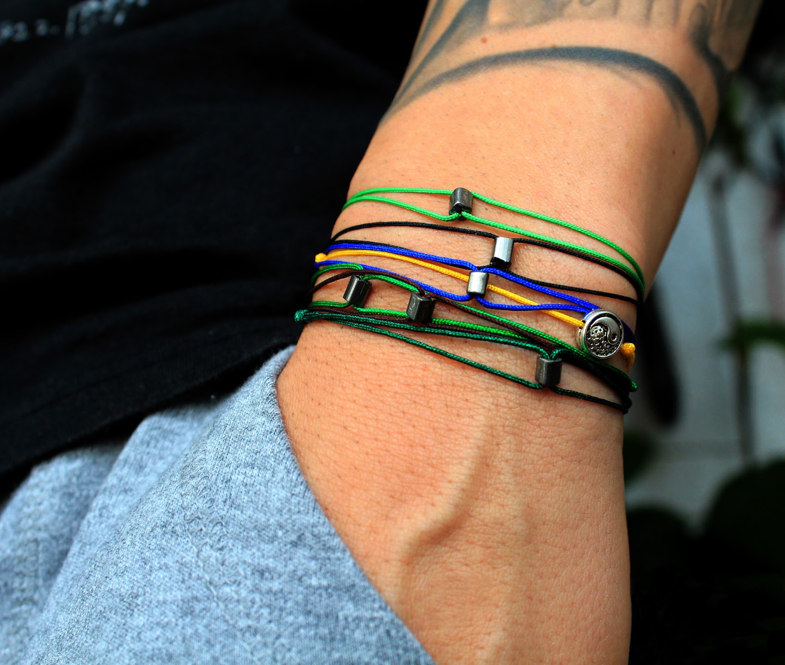 Guvernul vrea ca mortii sa poarte bratara la mana!