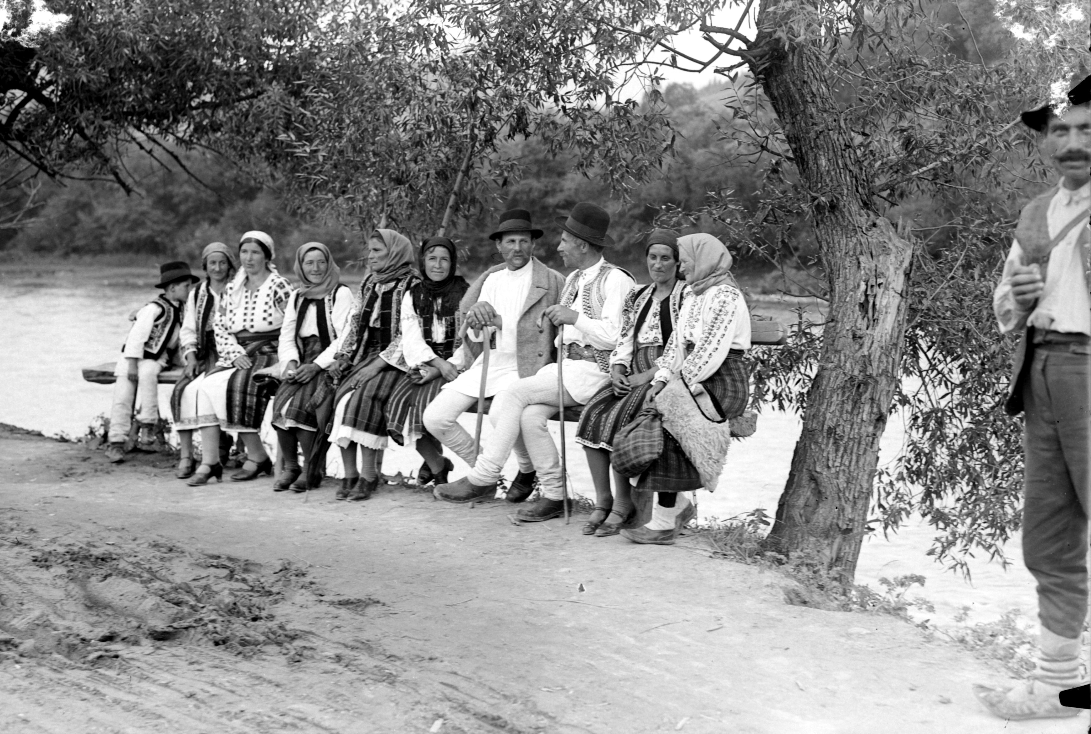 Norme morale tradiţionale din lumea satului. „Când bătrânii treceau pe drum, femeile se ridicau în semn de respect“