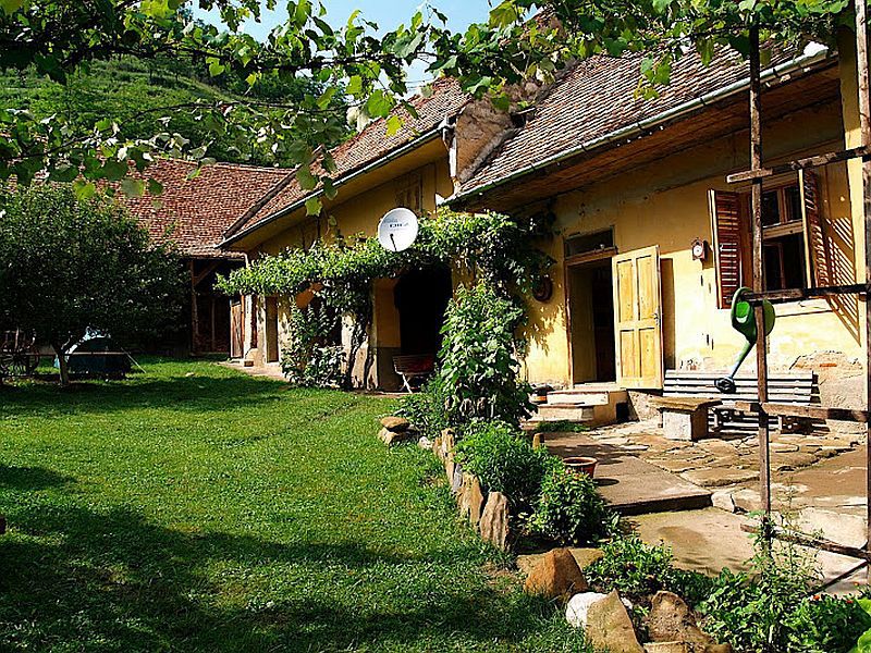 Satul multinational din Romania, unde zeci de straini si-au cumparat case