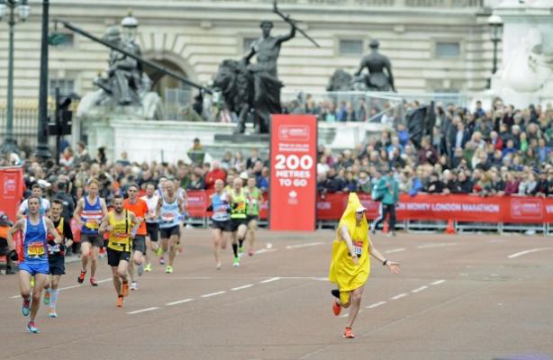 Maratonul paralizează circulaţia în centrul capitalei