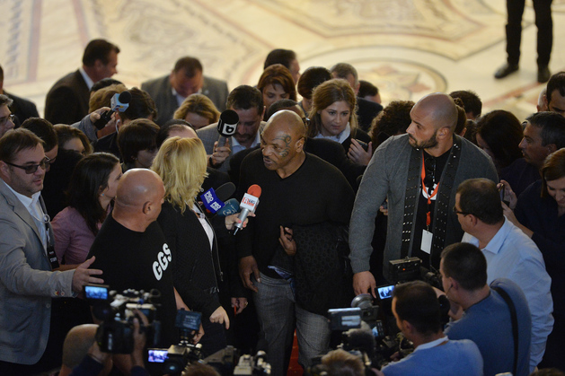 Imaginea zilei: Mike Tyson în Senatul României!