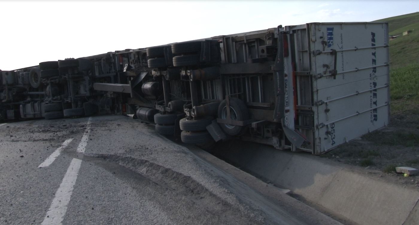 Tir răsturnat pe Centura de Nord a Craiovei