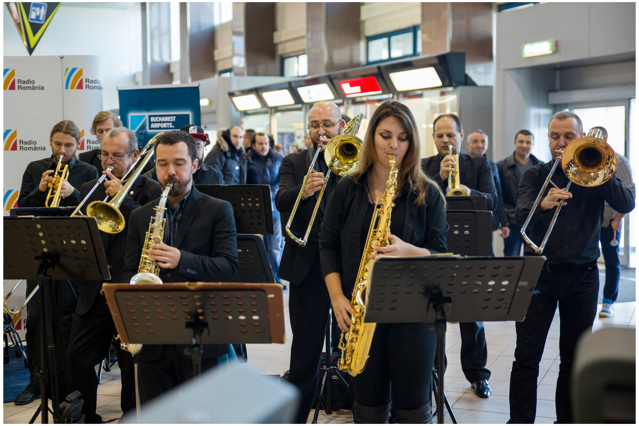Aplauze pentru Big Band-ul şi Orchestra de Muzică Populară Radio în Aeroportul „Henri Coandă”