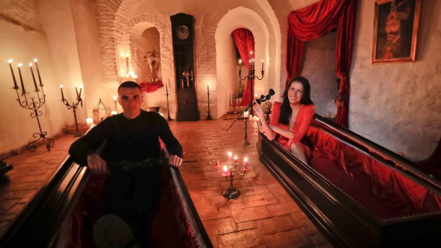 Doi canadieni au dormit la Castelul Bran in noaptea de Halloween!