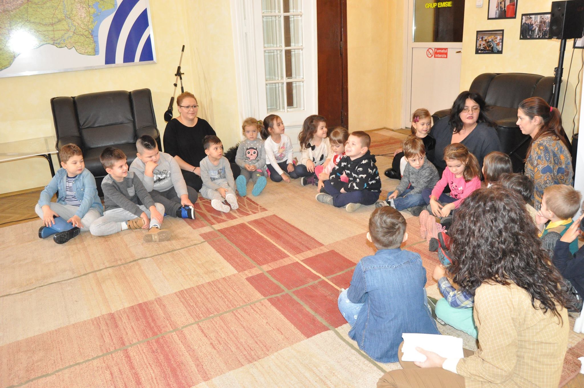 Grupa mare de la gradinita Tedy Bear, la Radio Oltenia. O noua zi, o noua poveste!