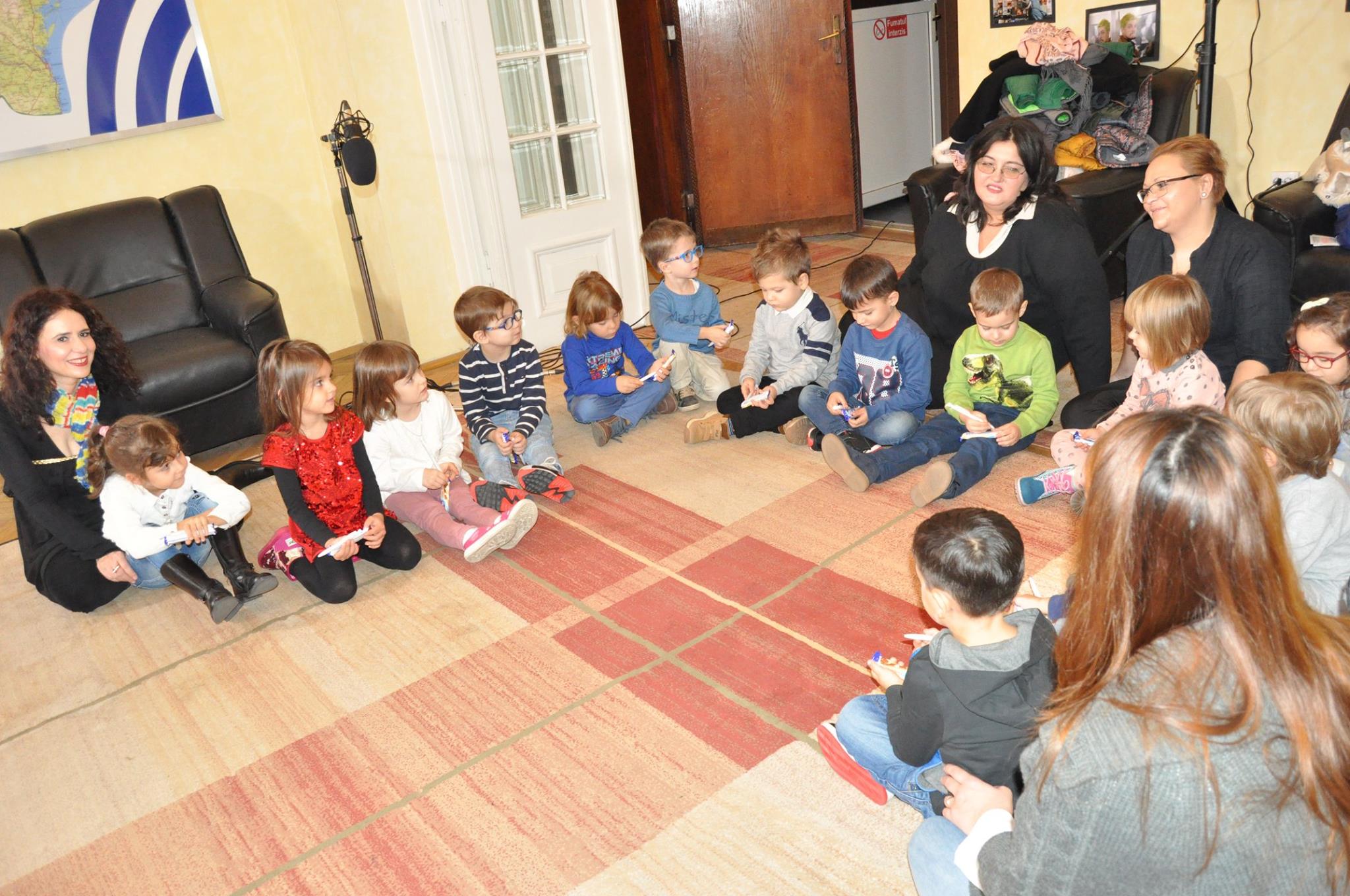 Copiii de la gradinita Tedy Bear, in vizita la Radio Oltenia