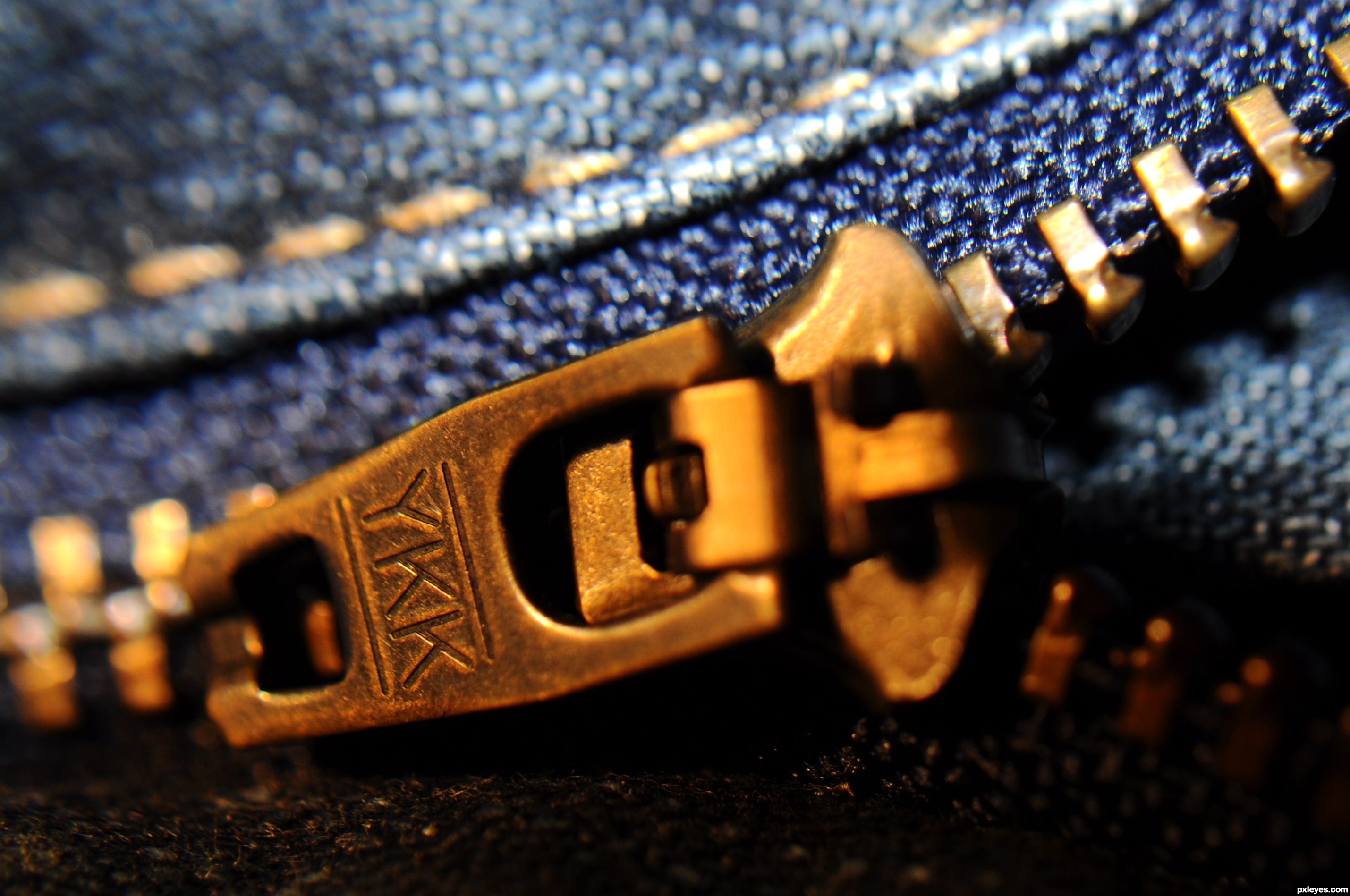 De ce pe aproape toate fermoarele apare inscripţia YKK