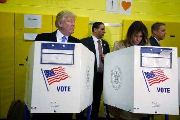 (Foto) Update Election Day: Donald Trump, surprins uitându-se cu cine vota soţia sa :)