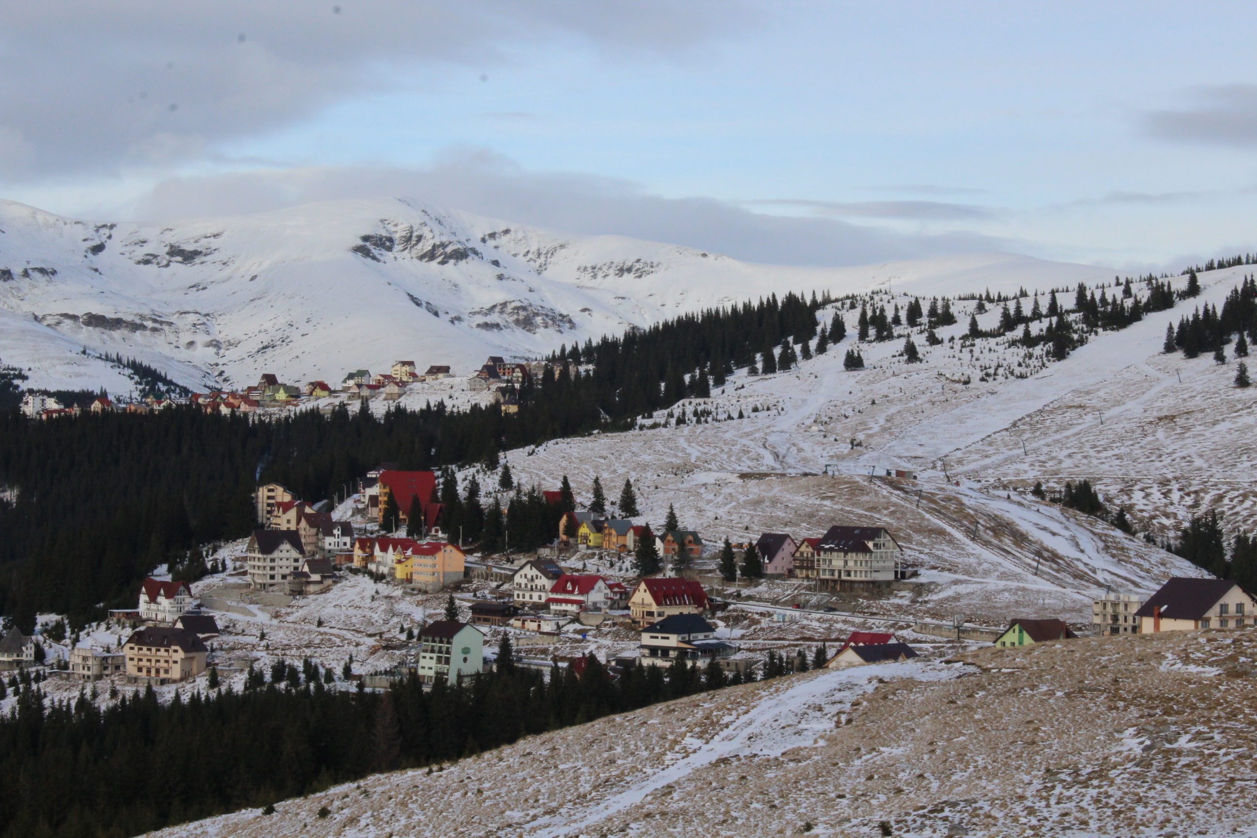(foto+audio) Iarna a sosit la Rânca, dar temperaturile pozitive amână deschiderea pârtiilor