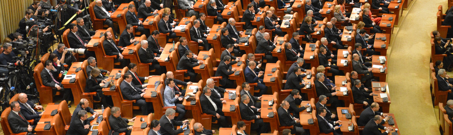 Camera Deputaţilor a adoptat creşterile de salarii (audio)