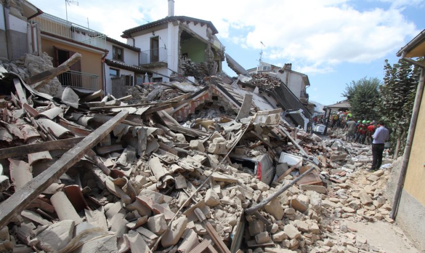 Un cetătean roman mort in Italia, la 24 de ore dupa cutremur